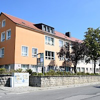 Das Haupthaus unserer Schule, Pulsnitzerstr. 1 in Großnaundorf. Seit 2021 findet Unterricht auch im Nebengebäude statt, dass die Schüler Keulenberg 2.0 getauft haben. | Foto: twsd